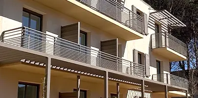 A2 Var Métal, métallerie et serrurerie à Puget-Ville dans le Var : garde-corps, escaliers métalliques, portails, pergolas et réalisations sur mesure.