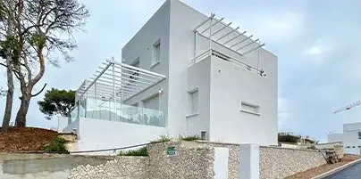 A2 Var Métal, métallerie et serrurerie à Puget-Ville dans le Var : garde-corps, escaliers métalliques, portails, pergolas et réalisations sur mesure.